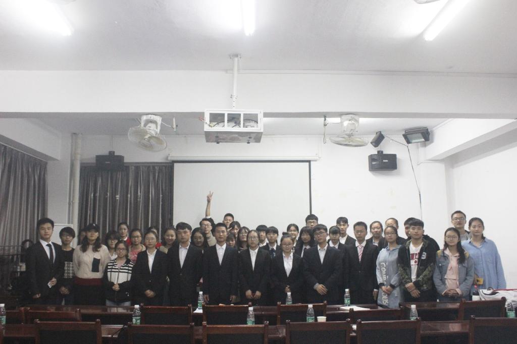 工作人员及参赛选手赛后合影留念