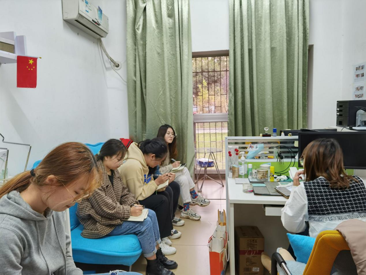 该图为2020年11月4日支部书记李晨婷同志与学生支委交流