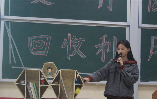 选手在比赛中对自己的作品进行讲解