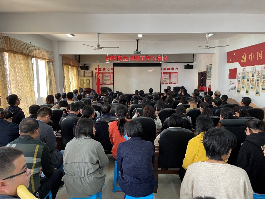 一群人正在听演讲描述已自动生成 一群人正在听演讲描述已自动生成