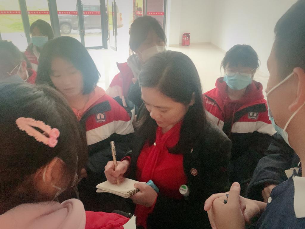 覃丽教授和学生互动