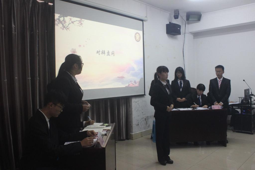 参赛选手激烈争辩