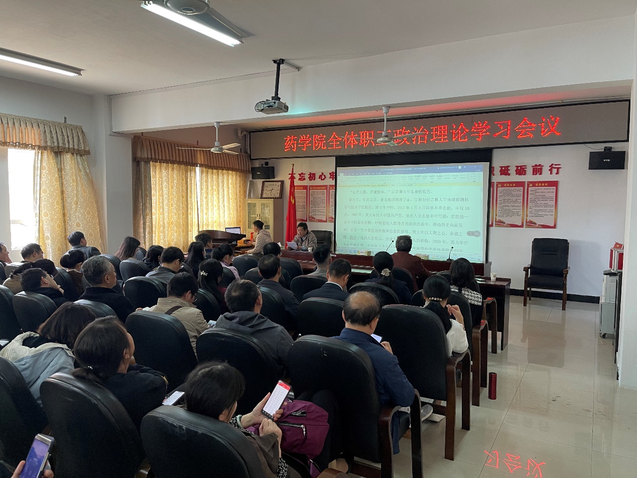 会议室里的人们中度可信度描述已自动生成 会议室里的人们中度可信度描述已自动生成