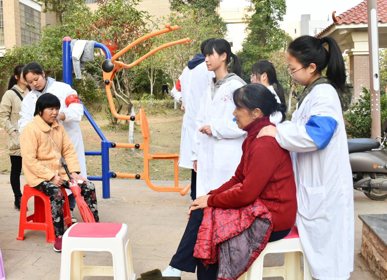 志愿者们为居民进行按摩和艾灸